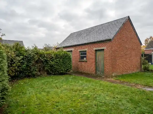 Garage séparé au fond d'un jardin, à relier à l'alarme