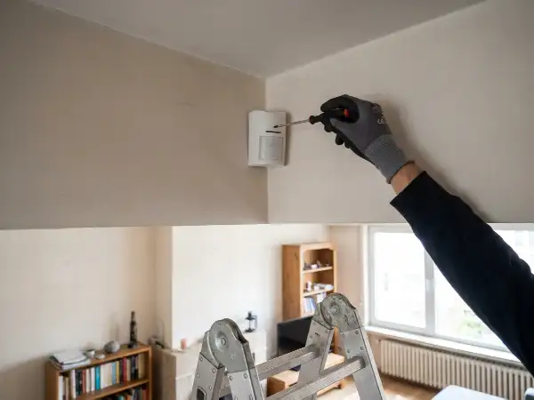 Réglage de l'orientation d'un détecteur de mouvement au mur