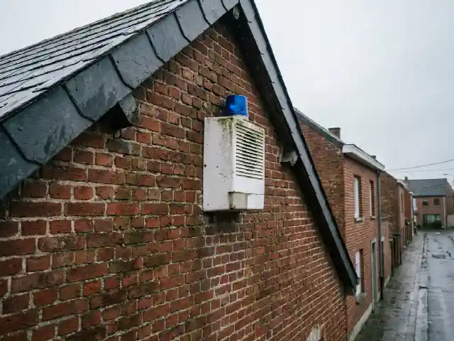 Sirène extérieure posée sur le pignon d'une maison